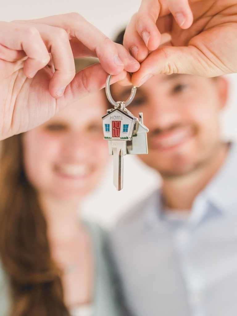 Pareja visitando vivienda para comprar