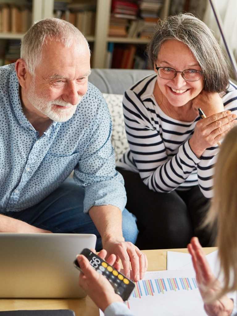Asesoramiento inmobiliario pareja mayores senior