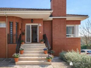 Chalet independiente en Caraquiz - Fachada