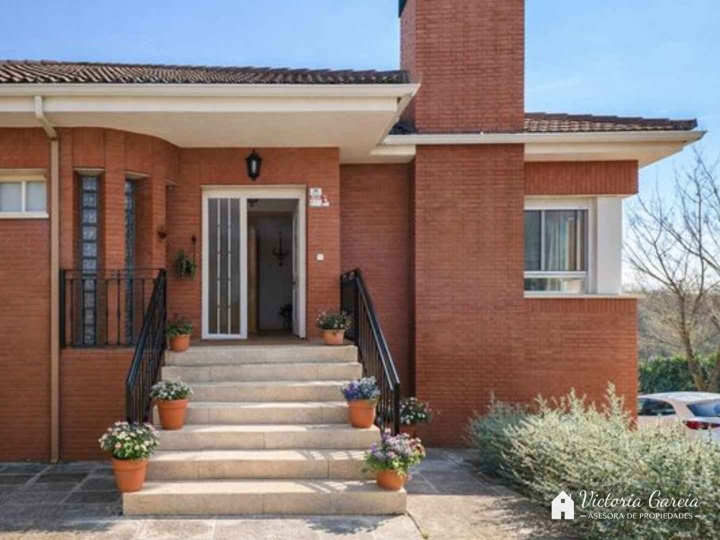Chalet independiente en Caraquiz - Fachada
